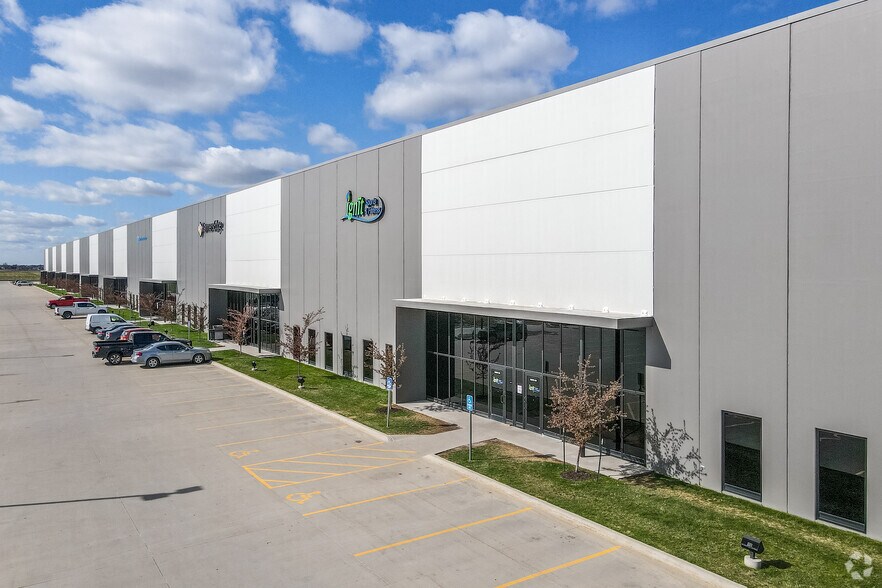 More Photos Of 200 SE 37th St, Grimes Distribution For Lease