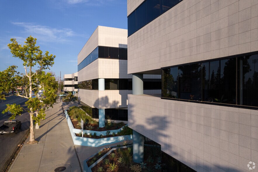 More Photos Of 6345 Balboa Blvd, Encino Unknown For Lease