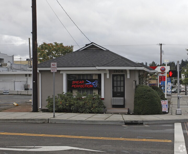 More Photos Of 1906 SE Monroe St, Portland Freestanding For Lease