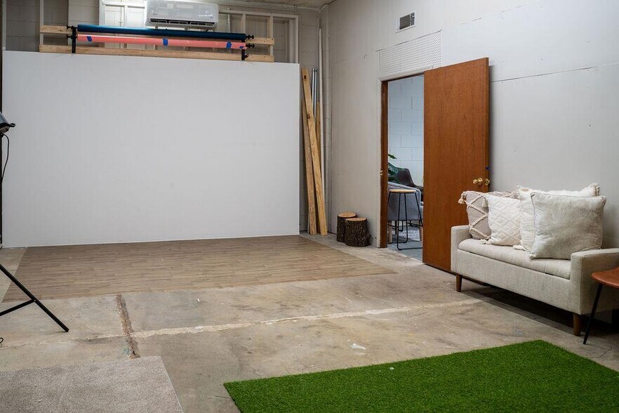 More Photos Of 214 S Church St, Dublin Flex For Sale