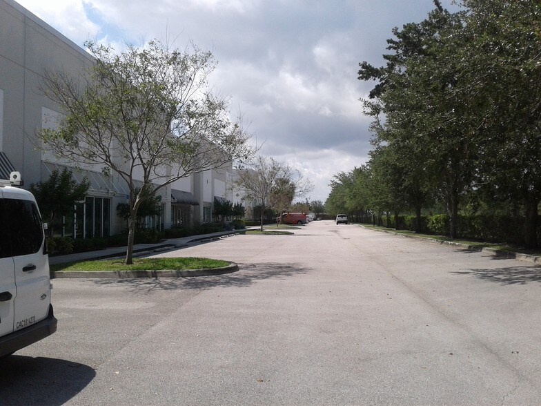 More Photos Of 581 NW Mercantile Pl, Port Saint Lucie Light Distribution For Sale