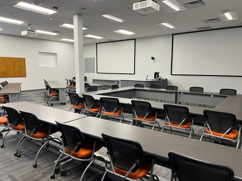 More Photos Of 699-709 N Hickory Farm Ln, Appleton Flex For Lease