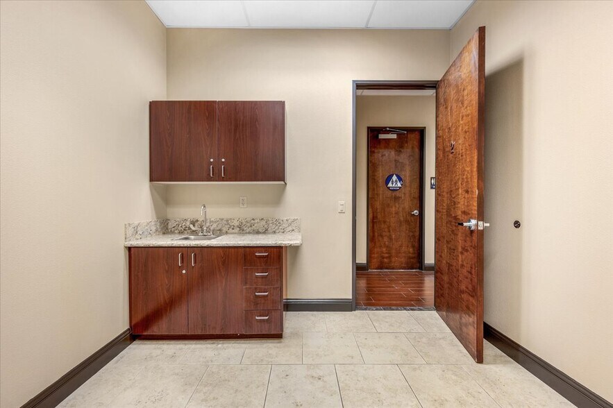 More Photos Of 7206 N Milburn Ave, Fresno Medical For Lease