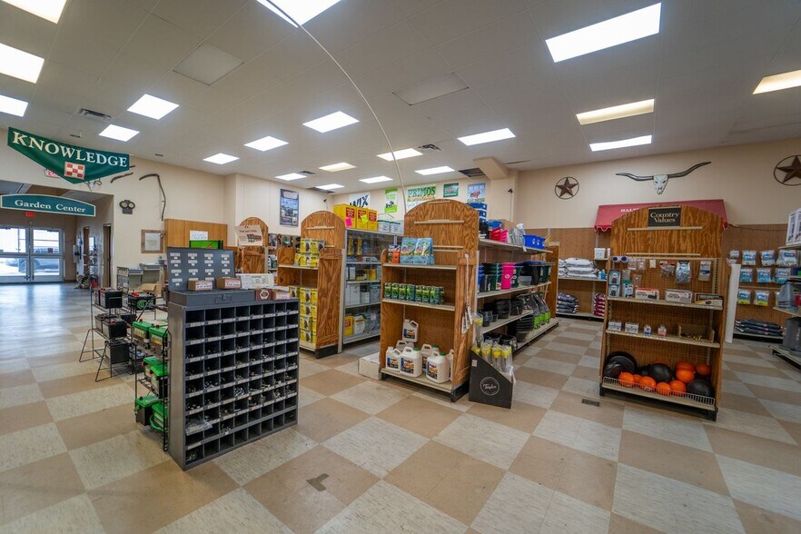 More Photos Of 610 E End St, Goliad General Retail For Sale