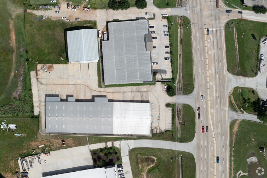 More Photos Of 5457 W Davis St, Conroe Showroom For Lease