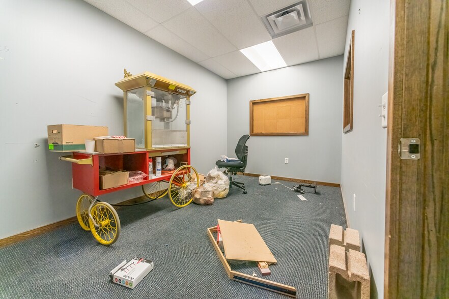 More Photos Of 100-106 S Main st, Ishpeming Bank For Sale