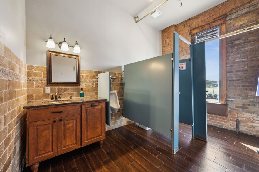 More Photos Of 211-215 S Jennings Ave, Fort Worth Loft Creative Space For Lease