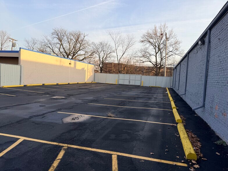 More Photos Of 40-50 Victor St, Highland Park Warehouse For Sale