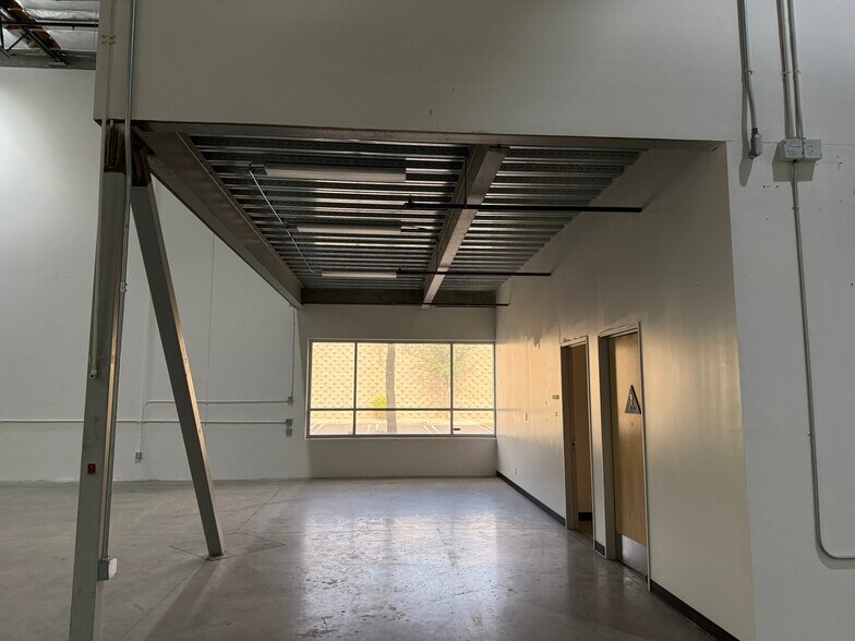 More Photos Of 34500 Gateway Dr, Palm Desert Warehouse For Lease