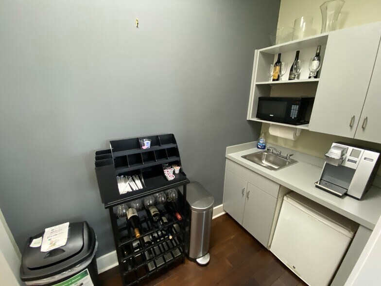 More Photos Of 2 N College Ave, Fayetteville Office For Lease