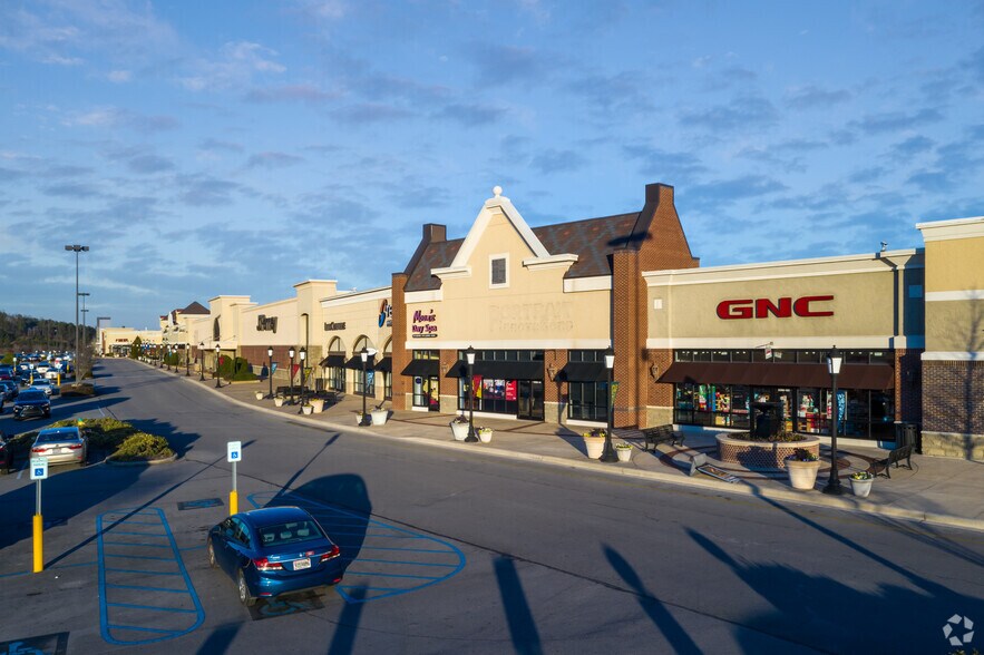 More Photos Of 5000-5084 Pinnacle Sq, Birmingham Storefront For Lease