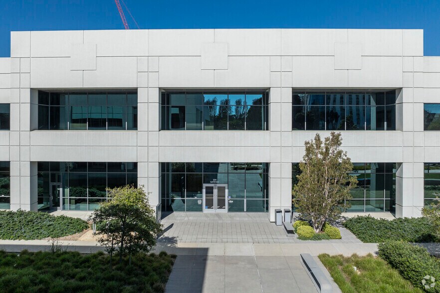 More Photos Of 225 Gateway Blvd, South San Francisco Research And Development For Lease