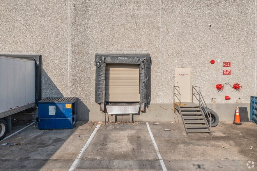 More Photos Of 10701-10737 King William Dr, Dallas Distribution For Lease