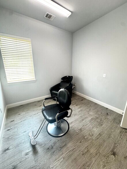 More Photos Of 6164 Bentridge Dr, Hurst Office For Sale