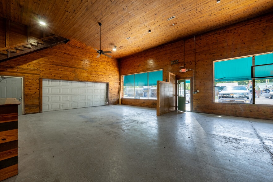 More Photos Of 127 Thompson St, Pittsboro Auto Repair For Lease