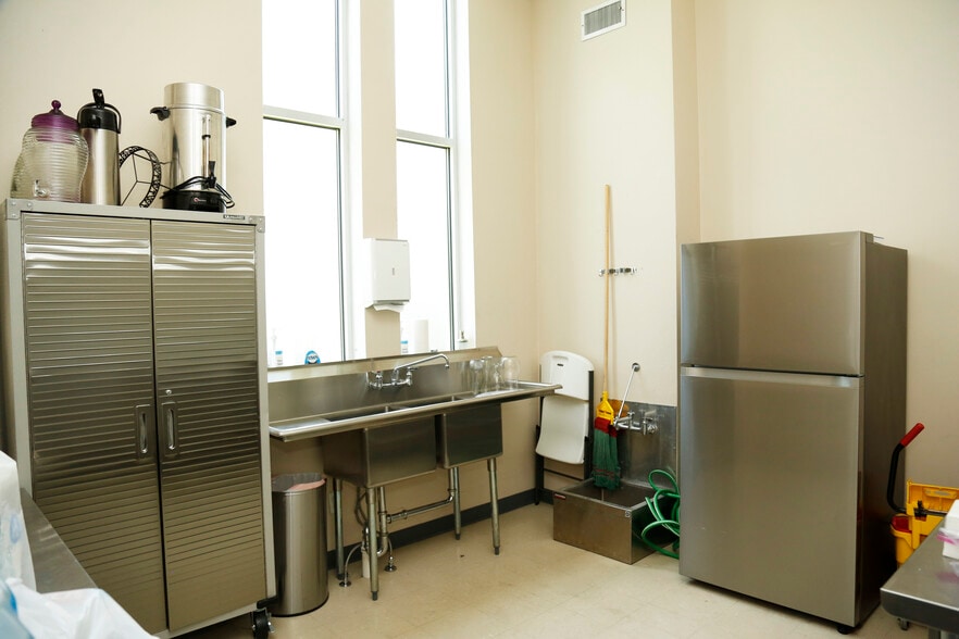 More Photos Of 801 E Park Ave, Fairmont Storefront For Sale