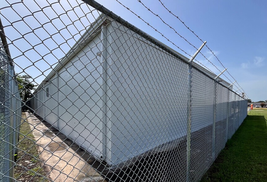 More Photos Of 16210 Clay Rd, Houston Auto Repair For Lease