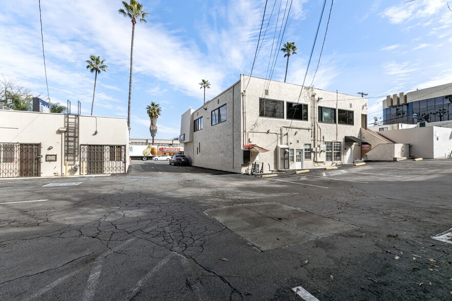 More Photos Of 11908 Ventura Blvd, Studio City Storefront Retail Office For Lease