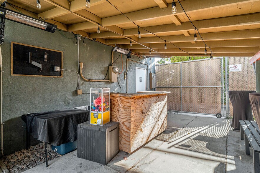 More Photos Of 2200 W Burbank Blvd, Burbank Storefront Retail Office For Sale