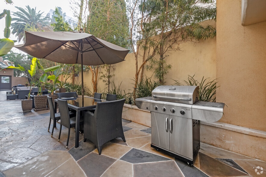 More Photos Of 6543 Franklin Ave, Hollywood Apartments For Sale