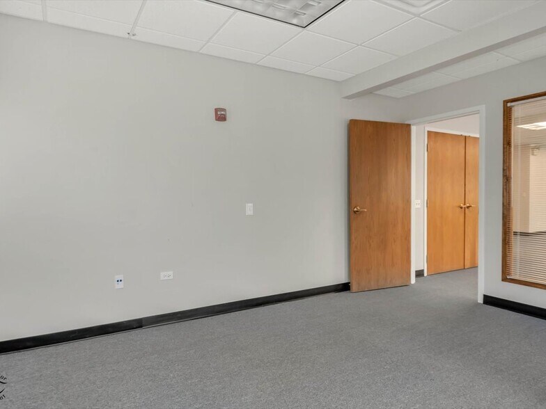 More Photos Of 1990 E Algonquin Rd, Schaumburg Office For Lease