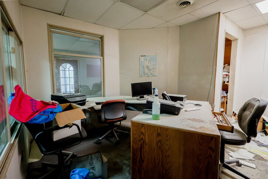 More Photos Of 11830 Shaver Rd, Schoolcraft Office For Sale