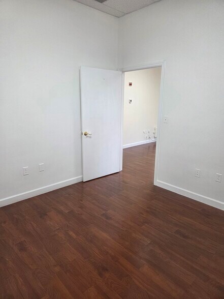 More Photos Of 7345 International Pl, Sarasota Light Manufacturing For Lease