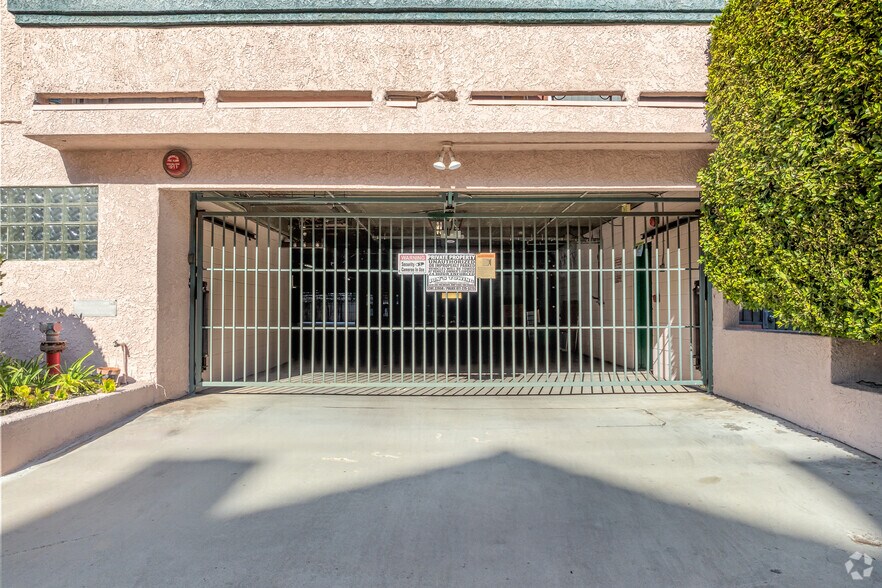 More Photos Of 10621 Valley Spring Ln, North Hollywood Apartments For Sale