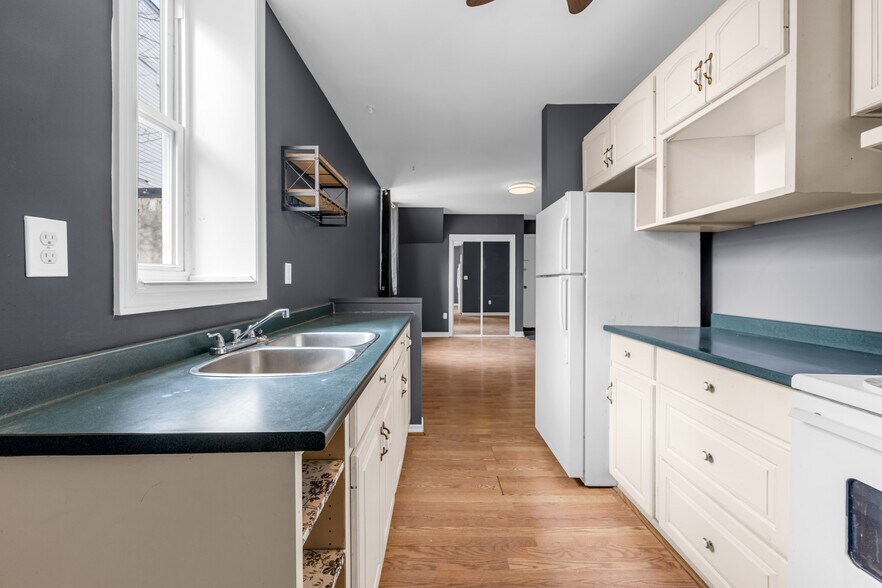 More Photos Of 320 King St E, Hamilton Storefront Retail Residential For Sale