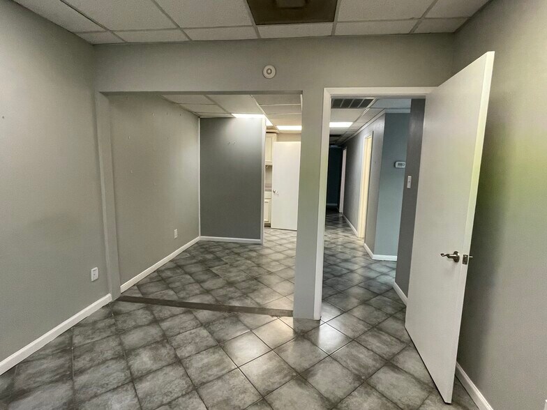 More Photos Of 14347 Torrey Chase Blvd, Houston Office For Sale