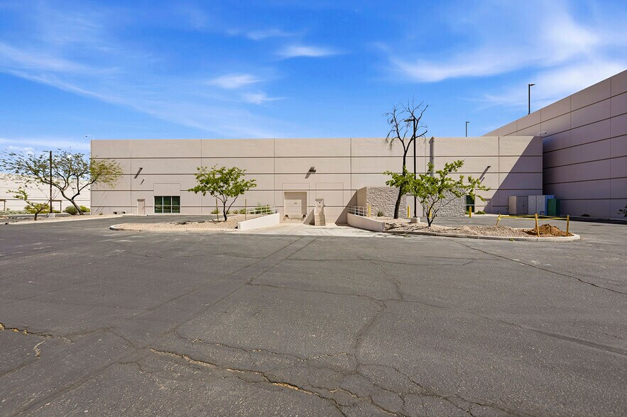 More Photos Of 8060 S Kyrene Rd, Tempe Light Manufacturing For Lease