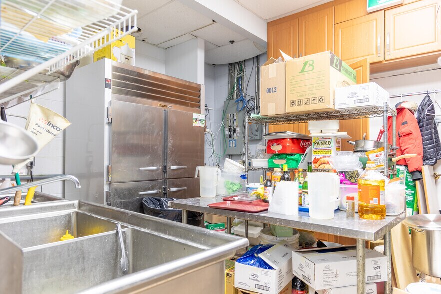 More Photos Of 670 Hwy-7 E, Richmond Hill General Retail For Sale