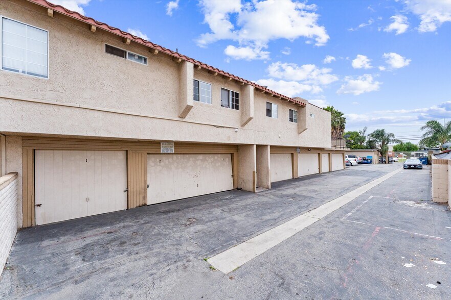 More Photos Of 935 W Bishop St, Santa Ana Apartments For Sale