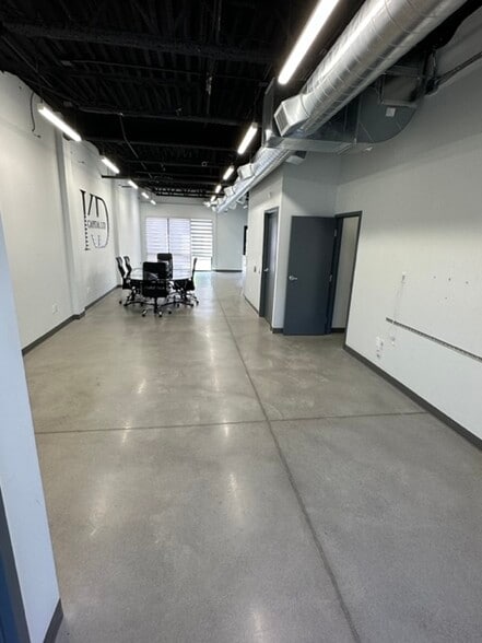 More Photos Of 2310 St Laurent Blvd, Ottawa Showroom For Lease