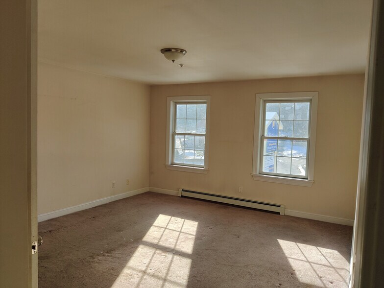 More Photos Of 230 Rockingham Rd, Derry Self Storage For Lease