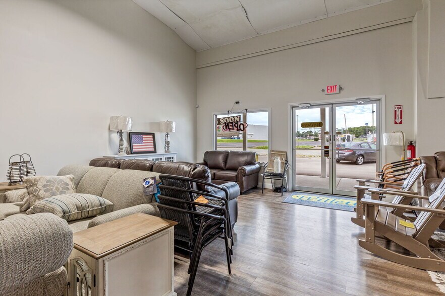 More Photos Of 650 Walton Dr, Farmington Storefront Retail Office For Sale