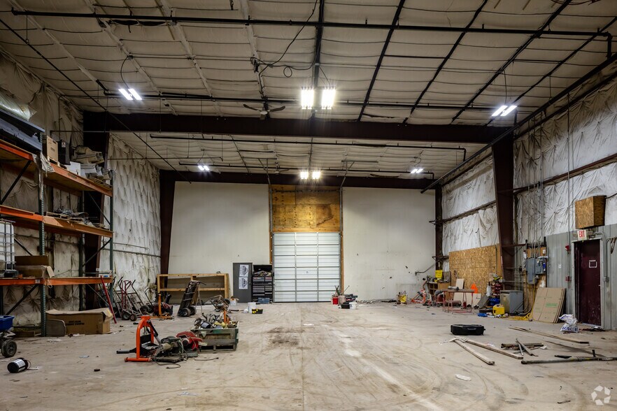 More Photos Of 8550 Ridgefield Rd, Crystal Lake Warehouse For Lease