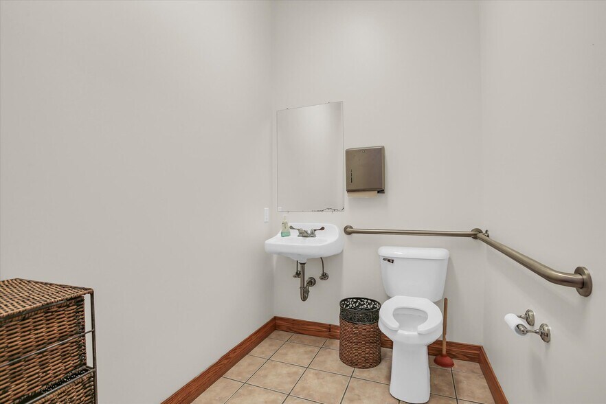 More Photos Of 606 W Oak St, Fairbury Office For Sale