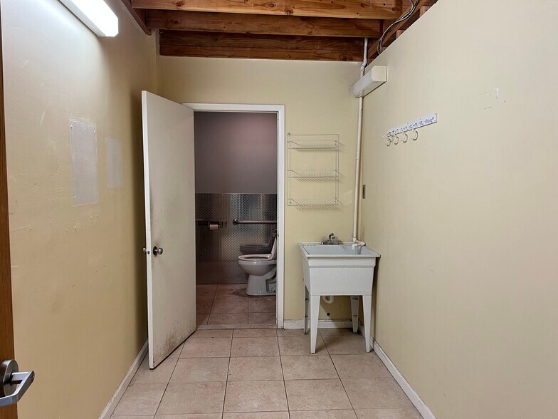 More Photos Of 299 Ridgedale Ave, East Hanover Warehouse For Lease