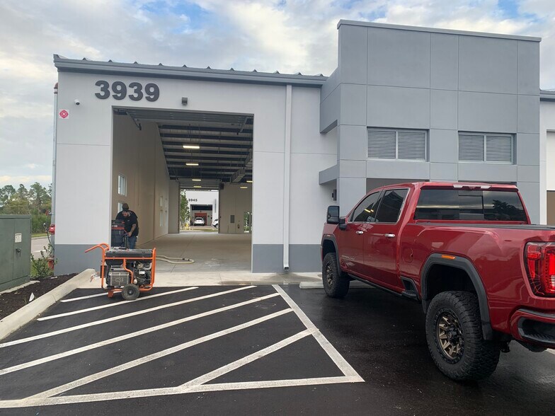 More Photos Of 3939 Tollhouse Dr, Naples Warehouse For Lease