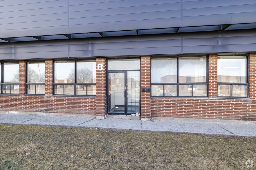 More Photos Of 90A-90F Boul Brunswick, Dollard-des-Ormeaux Warehouse For Lease