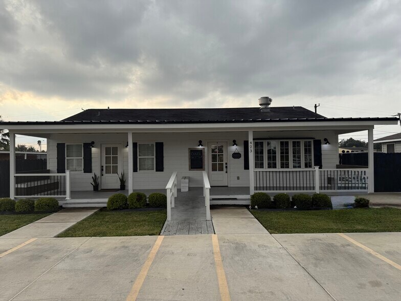 Primary Photo Of 423 N Main St, Donna General Retail For Sale