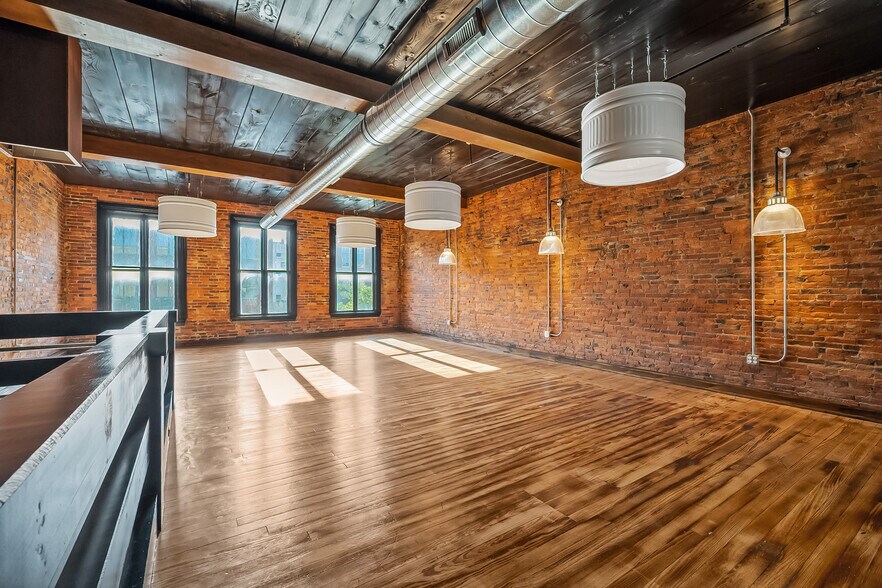 More Photos Of 33 N Sandusky St, Delaware Storefront Retail Office For Lease