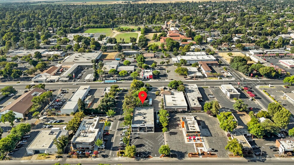 More Photos Of 73 W Court St, Woodland Freestanding For Sale