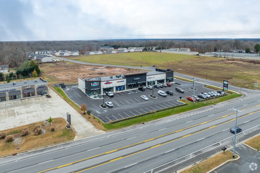 More Photos Of 1101 Meadowhill Lane, Clarksville Storefront Retail Office For Lease