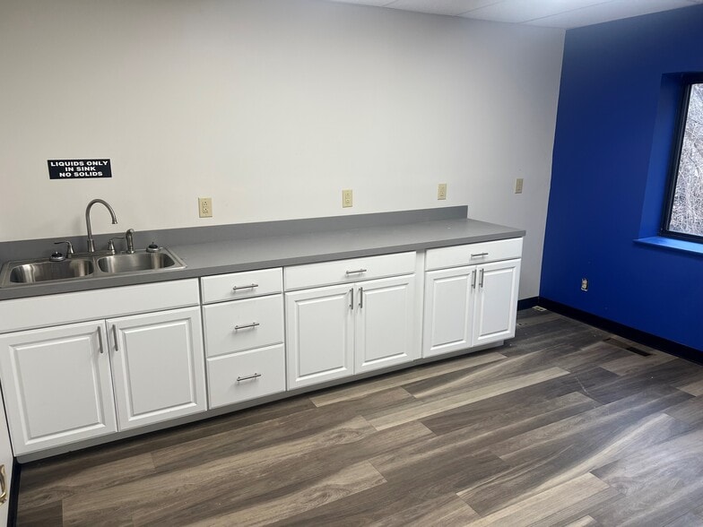 More Photos Of 1000 Kramer St, South Charleston Service For Lease