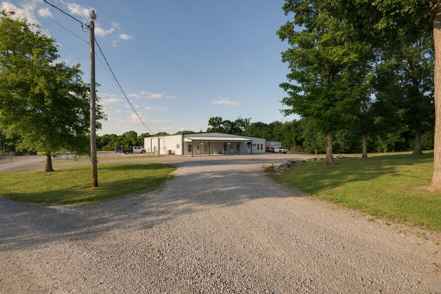 More Photos Of 2533 Highway 41A S, Shelbyville Showroom For Sale