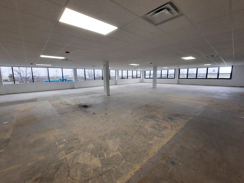 More Photos Of 7801 N Central Dr, Lewis Center Light Distribution For Lease