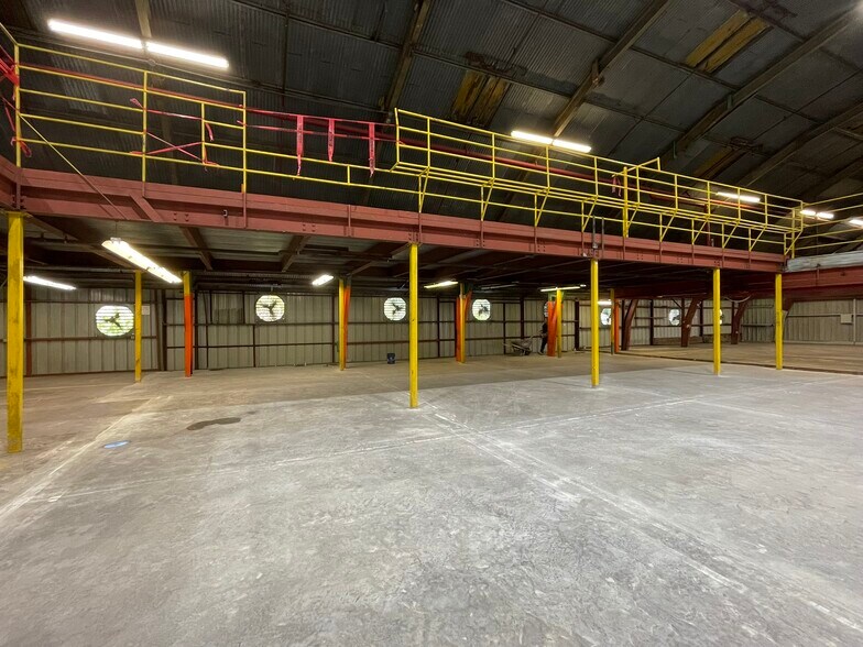 More Photos Of 306 9th St, Winter Garden Warehouse For Lease