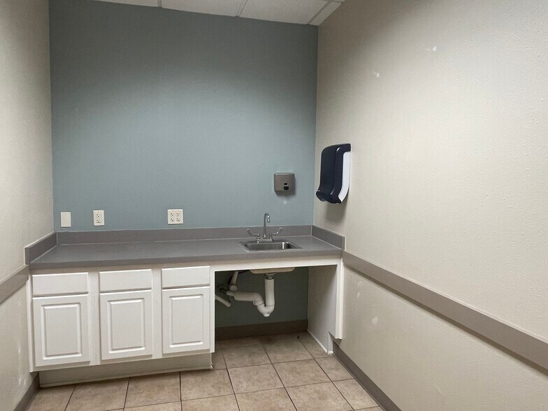 More Photos Of 7127 Somerset Rd, San Antonio Medical For Lease